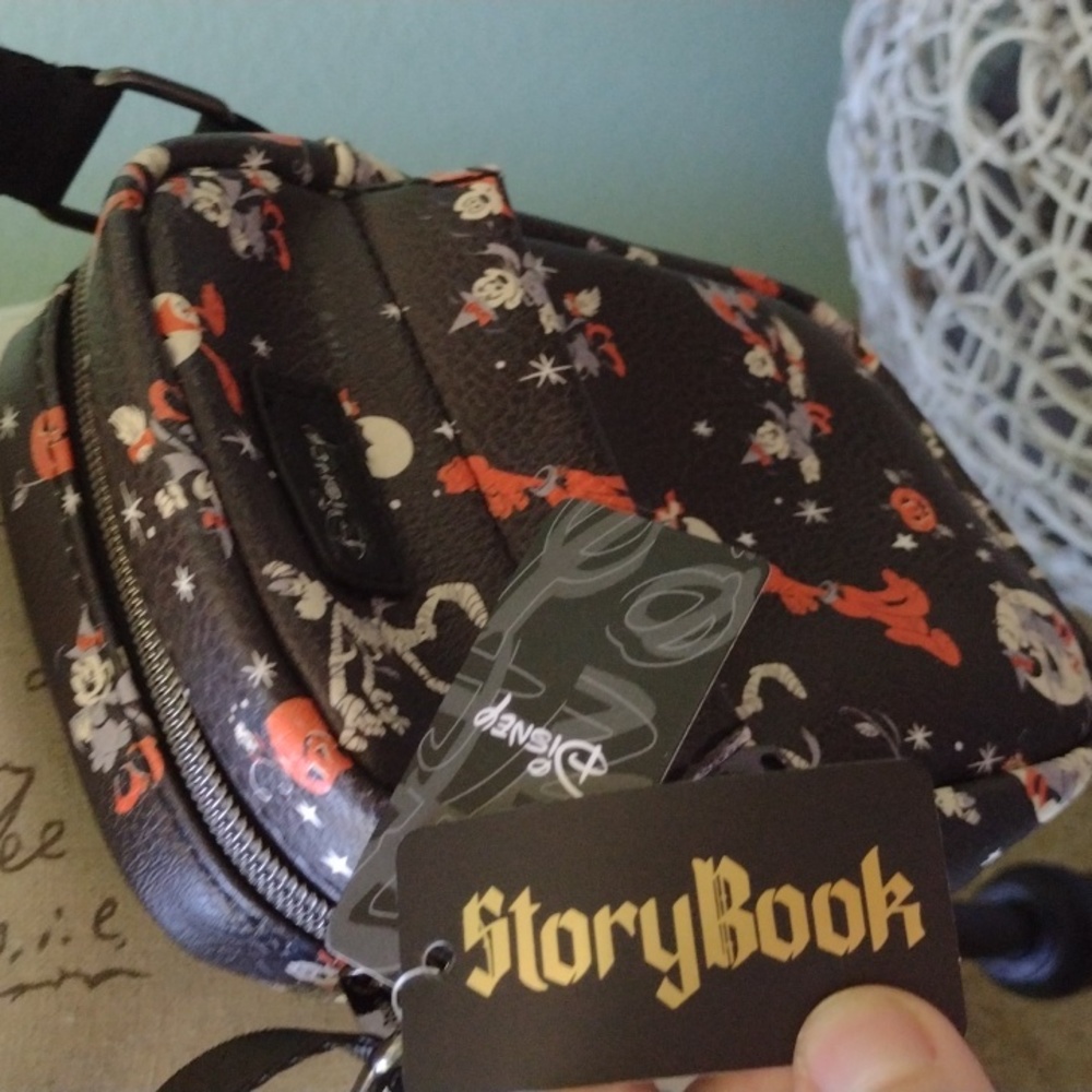 Disney small crossbody purse - Picture 2 of 3